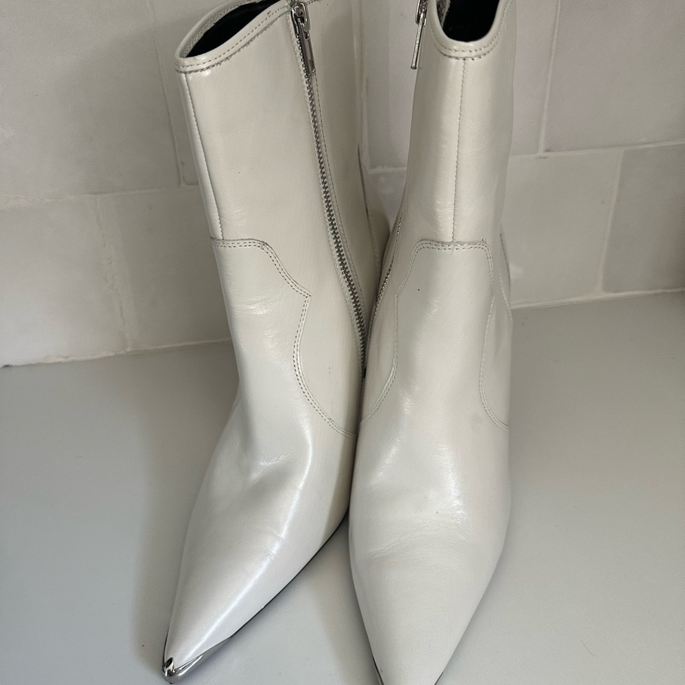 Winne Harlow X Steve Madden Elegant White Leather Ankle Boots